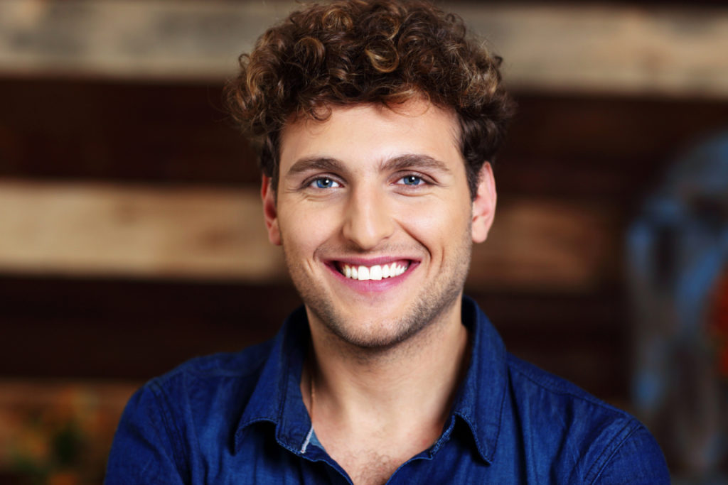 peinados para hombres con pelo rizado