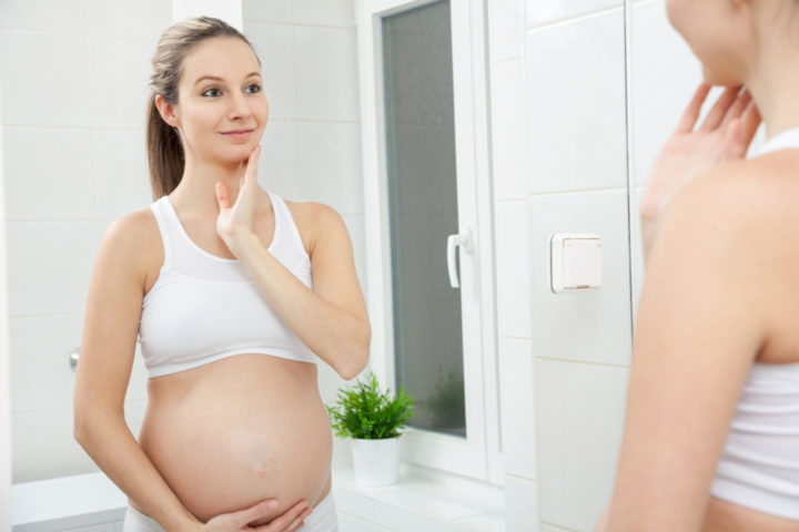 Cómo prevenir las manchas en la cara durante el embarazo